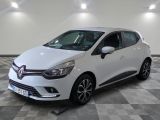 une voiture blanche est garée sur le sol à carreaux d'un garage