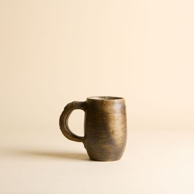 une tasse de café posée sur une table