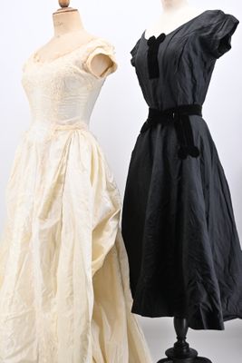 deux robes sur un présentoir à mannequin, l'une noire et l'autre blanche
