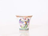 une tasse blanche ornée d'un motif coloré