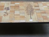 une table ornée d'un motif de carreaux dans une pièce