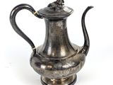 cafetière plaquée argent avec un oiseau sur le couvercle