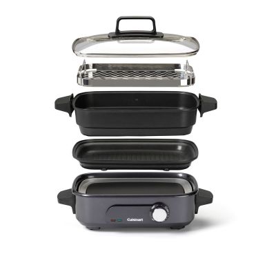 une photo en noir et blanc représentant un grill et une poêle