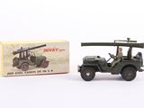 une vieille jeep militaire miniature équipée d'un canon sur le toit