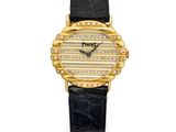 une photo d'une montre-bracelet pour femme avec un bracelet en cuir noir