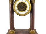 une horloge posée sur un support en bois