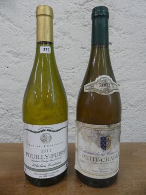 deux bouteilles de vin posées sur une table l'une à côté de l'autre