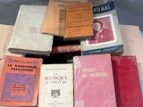 un grand nombre de livres posés sur une table