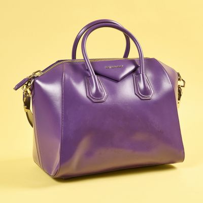 un sac à main violet posé sur une surface jaune