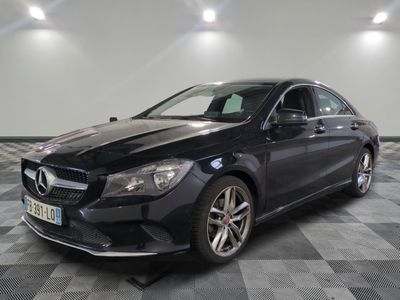 la mercedes cla est garée sur le sol en damier d'un garage