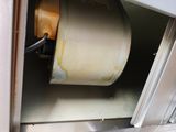 un objet métallique qui se trouve à l'intérieur d'une armoire métallique