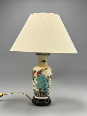 une photo d'une lampe de table surmontée d'un abat-jour blanc