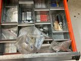 un tiroir rempli d'articles divers dans un magasin