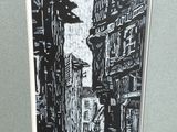 une image représentant un dessin en noir et blanc d'une rue dans une ville