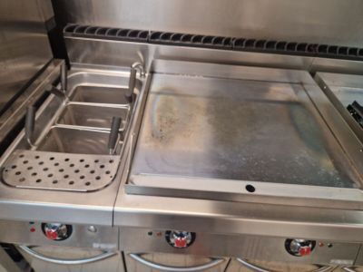 une plaque de cuisson en acier inoxydable recouverte d'une grille
