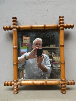un homme se prenant en photo dans un miroir