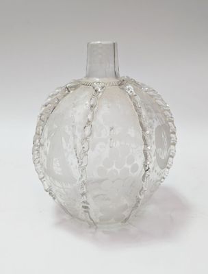 une bouteille en verre transparent ornée d'un motif décoratif