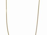 un collier en chaîne en or avec un fermoir en diamant sur fond blanc