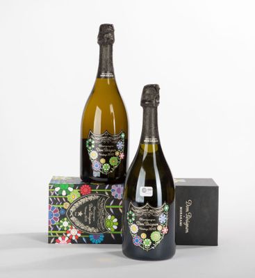 deux bouteilles de champagne et une boîte de chocolats
