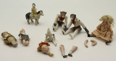 Ensemble de mignonnettes en biscuit polychrome dont 2 singes… - Photo 1