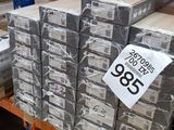 de nombreuses piles de cartons sur les rayonnages de l'entrepôt