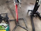quelqu'un travaille sur une machine dans un garage, entouré d'autres outils