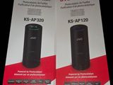 Deux boîtes contenant des produits JVC sont posées sur une surface noire.