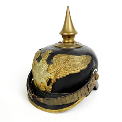 un vieux casque orné d'un aigle royal sur fond blanc