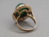 l'image d'une bague contenant une pierre verte
