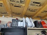 une pièce où les étagères sont remplies d'appareils électroniques
