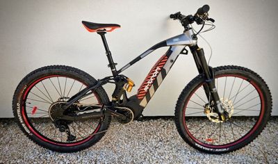 a bike that is parked in front of a wall