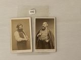 deux vieilles photos en noir et blanc représentant un homme et une femme