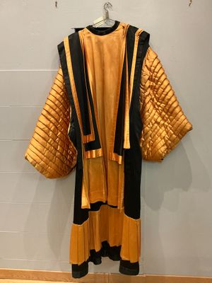 une robe accrochée au mur d'une pièce