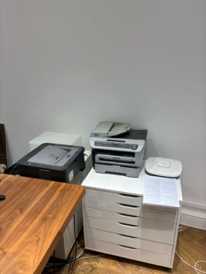 un bureau avec une imprimante posée dessus