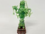 sculpture en jade vert représentant un dragon tenant une chaîne