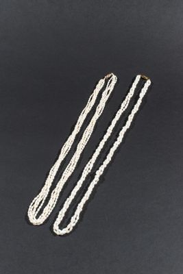 Deux sautoirs cinq et trois rangs de perles keshi.