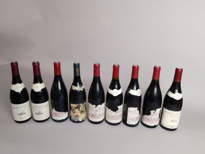 six bouteilles de vin alignées sur une table