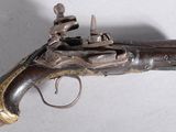 une vieille arme exposée dans un musée