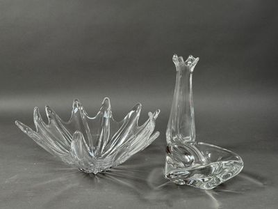 deux vases en verre transparent posés l'un à côté de l'autre sur une table