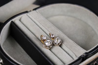 une paire de boucles d'oreilles dans un écrin posé sur une table