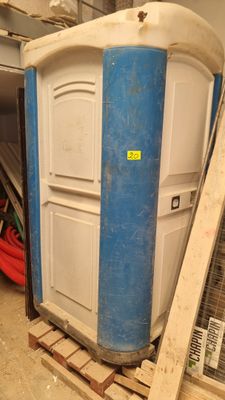 Un toilette de chantier en pvc blanc et bleu