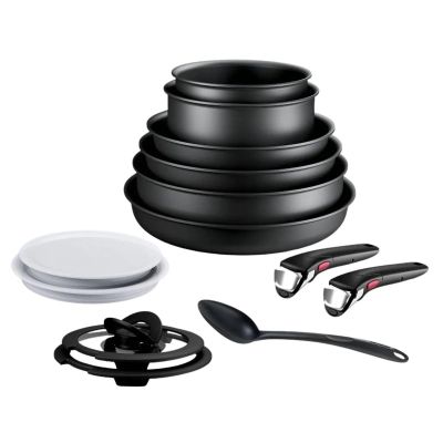 une pile de casseroles et de poêles noires, avec des cuillères et encore des cuillères
