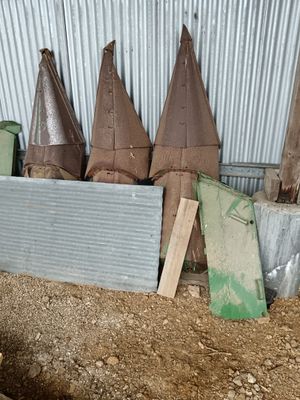 une vache qui se tient dans la boue près d'un bâtiment