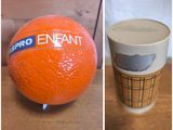 deux photos d'une orange et d'une tasse posées sur une table