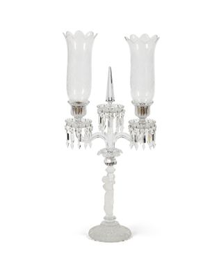 paire de candélabres en cristal ornés de fleurs blanches sur leur socle
