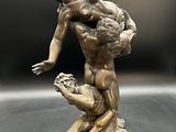 statue en bronze représentant un homme portant une femme sur son dos