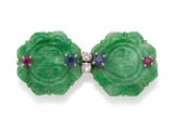 une paire de boucles d'oreilles à clip en jade et saphir, signée Van Cleef