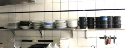une cuisine avec beaucoup de vaisselle sur les étagères