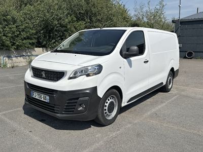 une camionnette blanche garée dans un parking