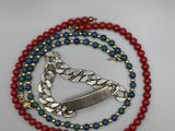 collier de perles rouges, blanches et bleues orné d'un pendentif en forme de poisson